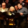 Drei Solisten (Strophen) mit Internationalem Chor (Refrain)